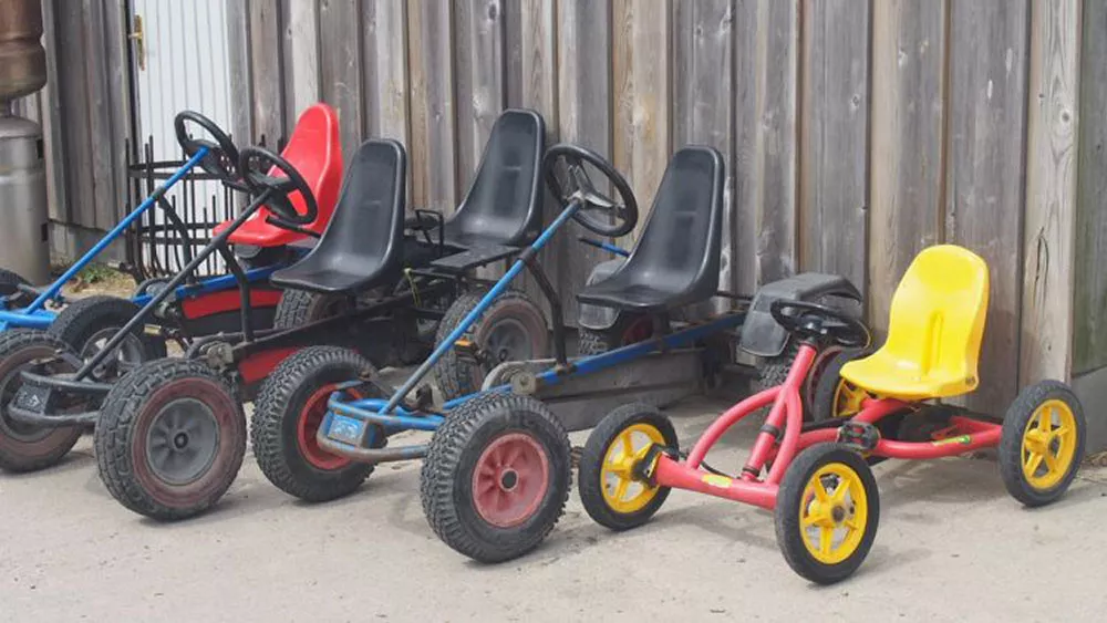 Kinder spielen auf dem Hof