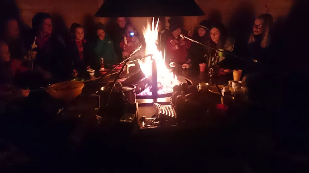 Gäste am Stockbrot-Feuer