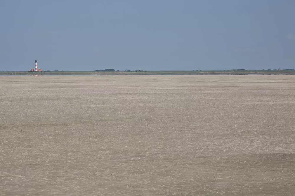 Sandstrand mit Blick auf Leuchtturm