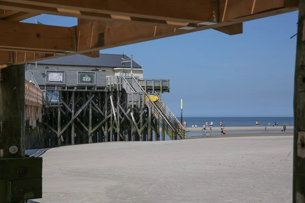 Strand mit Pfahlbauten