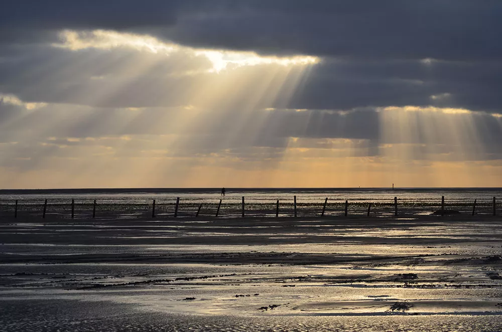 Sonne-Wolken-Lichtspiel am Strand bei Watt