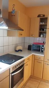 Küche Ferienwohnung 1 – komplett ausgestattet mit Backofen, Geschirrspüler und Kaffeemaschine
