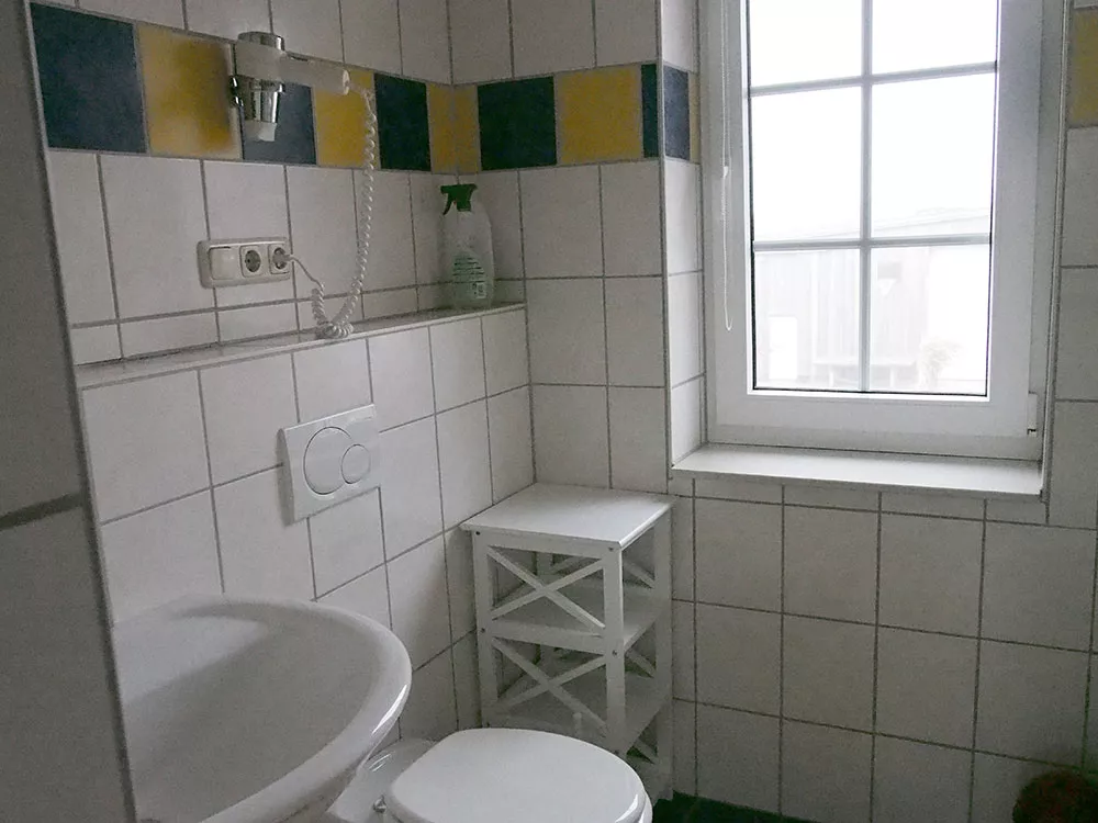 Badezimmer Ferienwohnung 2 – Dusche, WC, Fenster