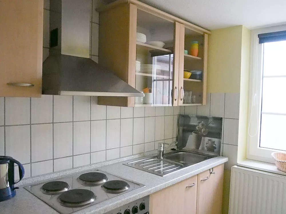 Küche Ferienwohnung 2 – komplett ausgestattet mit Geschirrspüler, Backofen und Kaffeemaschine