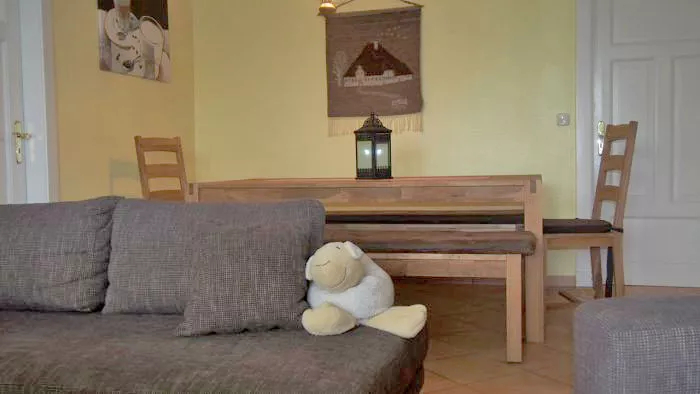 Essplatz Ferienwohnung 4 mit Couch und Kuscheltier