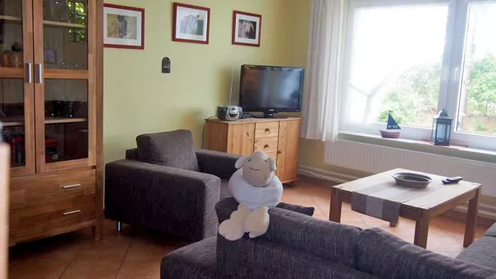 Wohnzimmer Ferienwohnung 4 mit Couch und Kuscheltier