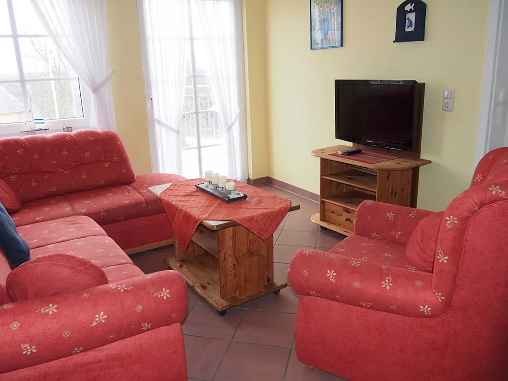 Wohnzimmer Ferienwohnung 5 mit Couchecke und TV