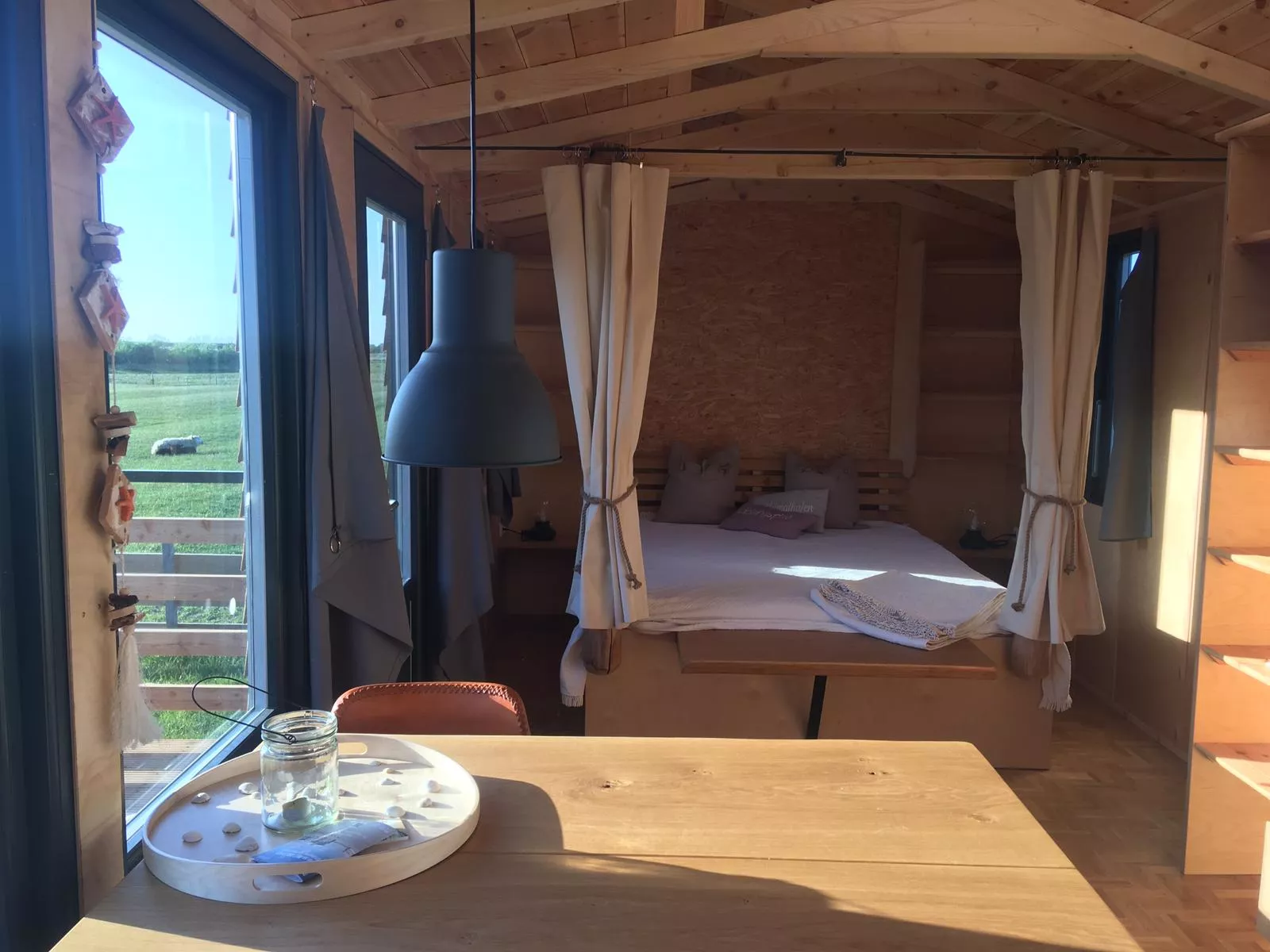 Innenaufnahme Tisch, Stühle, Bett