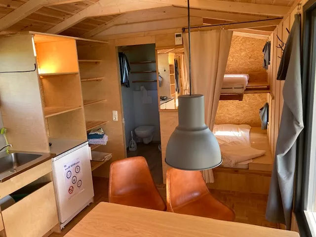 Tisch, Stühle, Schrank, Bad