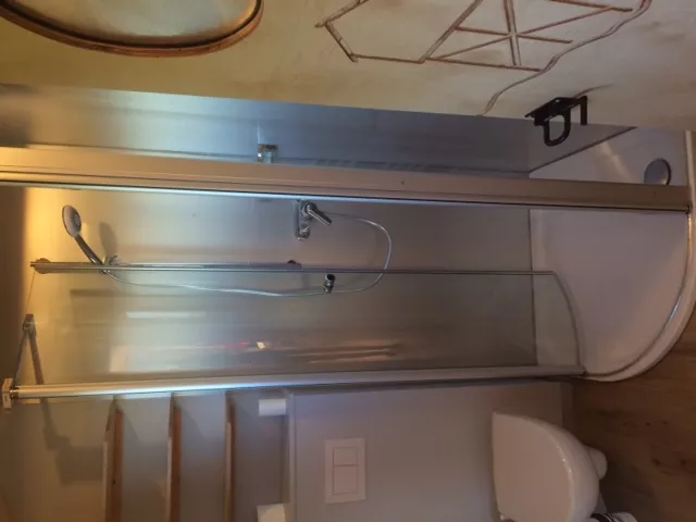 Dusche und WC im Schäferwagen