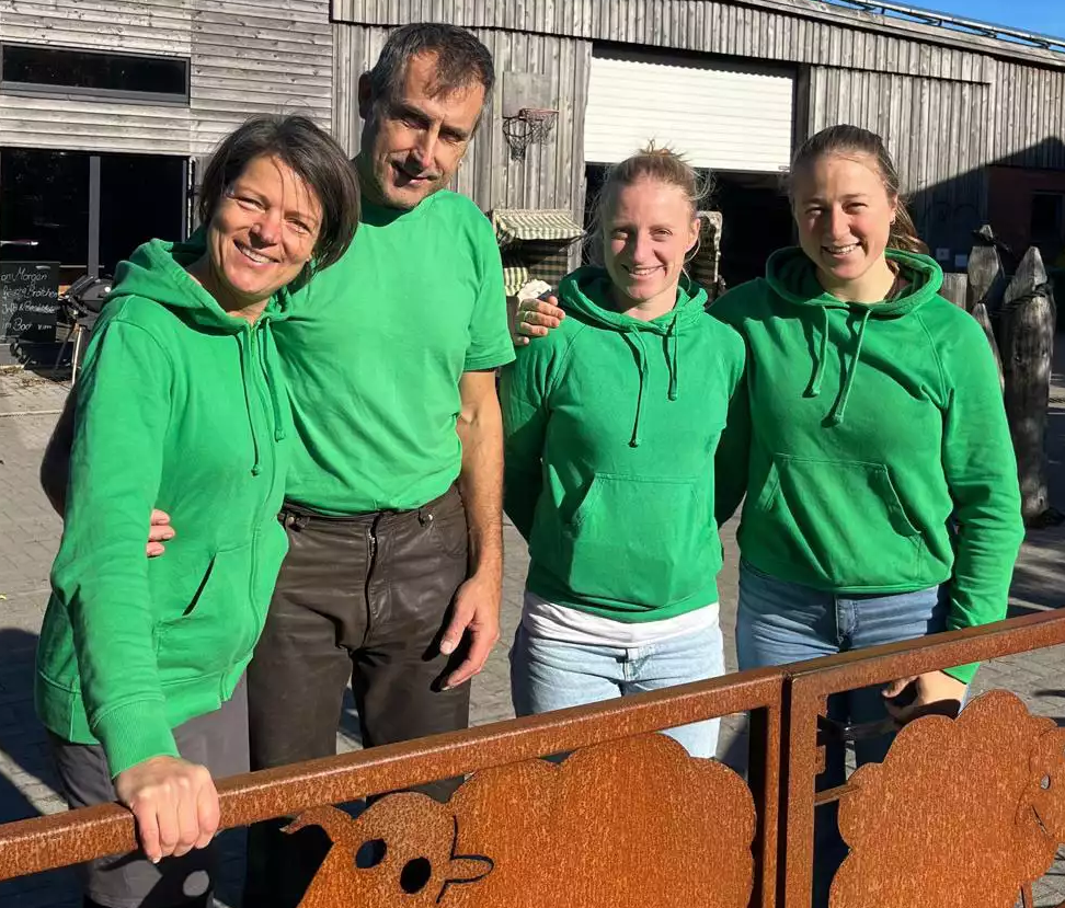 Andrea und Mario Voß mit Team auf dem Familienbetrieb – Ferienhof in St. Peter-Ording