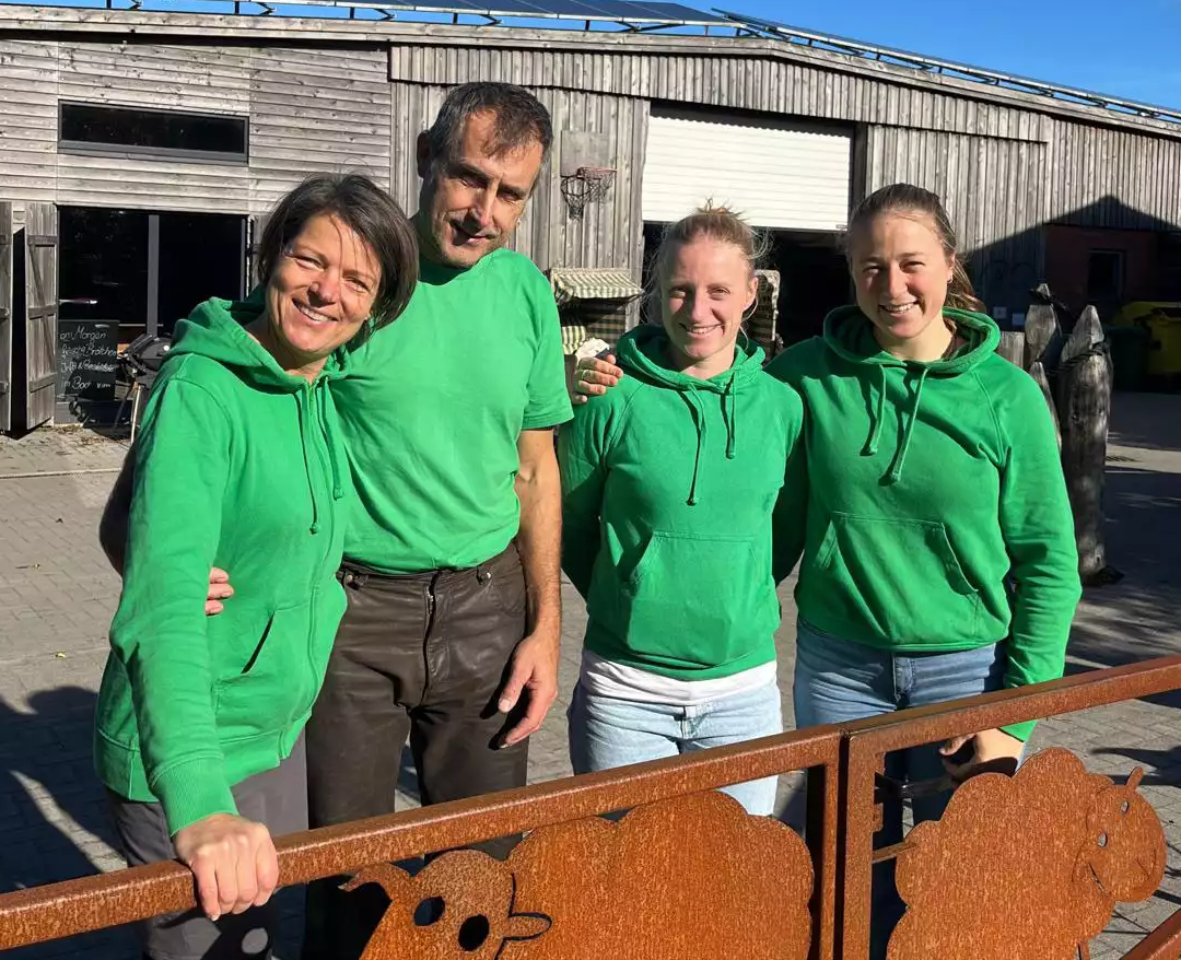 Andrea und Mario Voß mit Team auf dem Familienbetrieb – Ferienhof in St. Peter-Ording