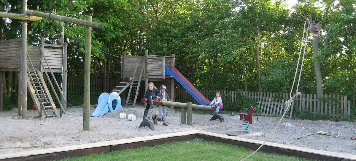 Kinder die viel Spass beim Spielen auf dem Ferienhof haben