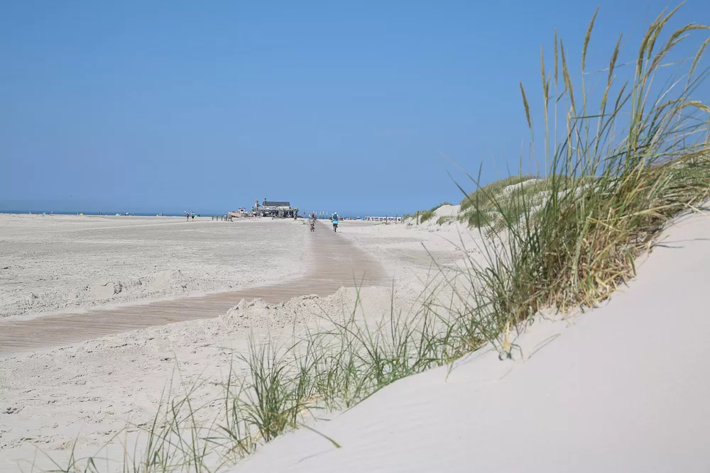 Strandzugang in St. Peter-Ording mit Pfahlbau und weitem Sandstrand