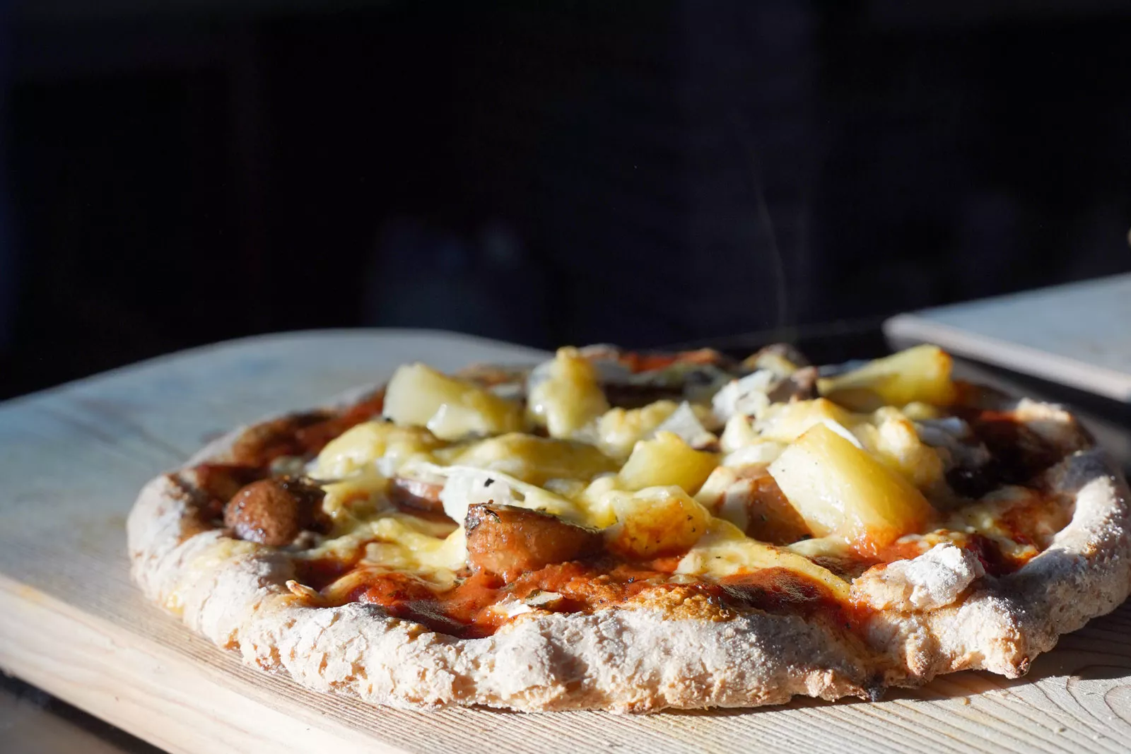 Frische Pizza aus dem Steinbackofen beim gemeinsamen Pizzaabend auf dem Ferienhof