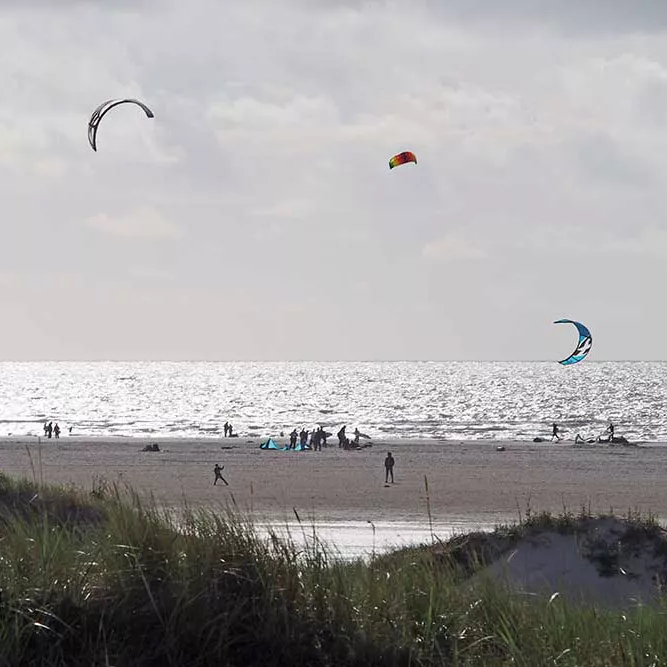 Strand mit Nordsee und Kiter